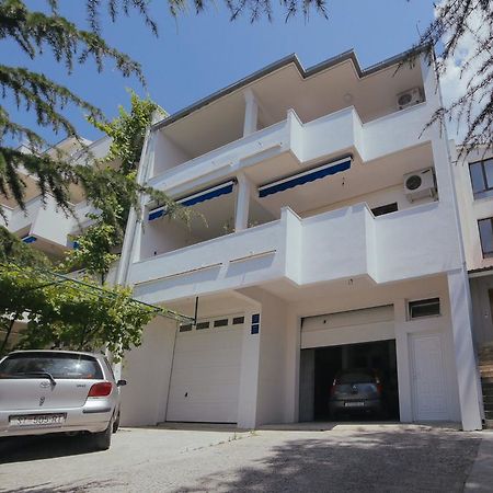 Apartments Dada Omis Bagian luar foto