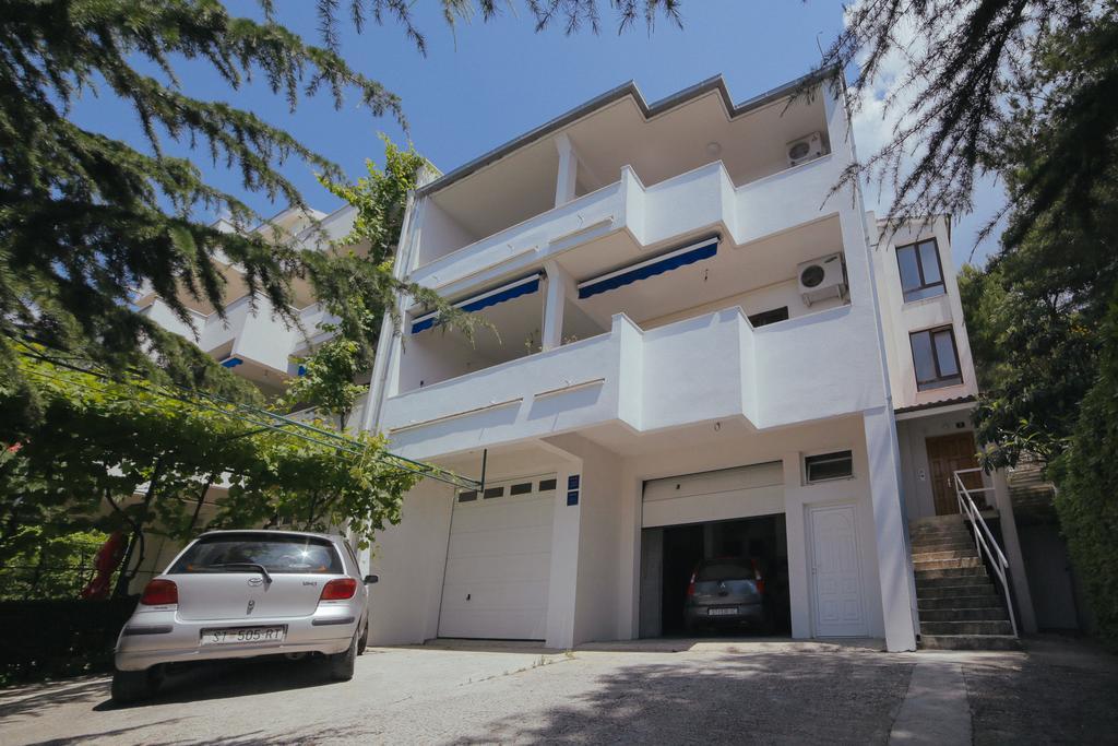 Apartments Dada Omis Bagian luar foto